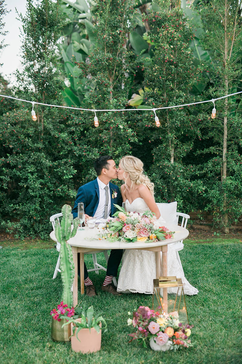wedding reception, bride and groom, kiss